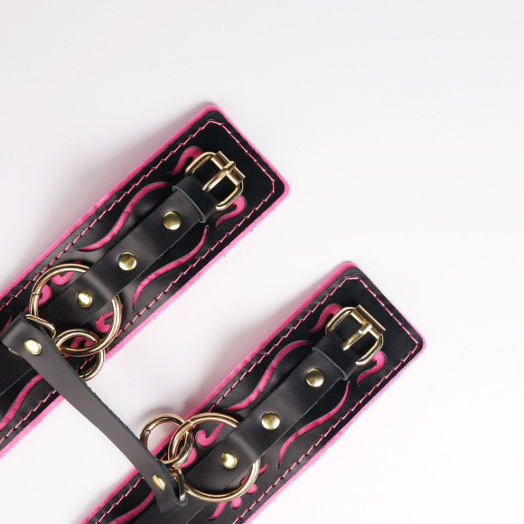 Черные кожаные оковы с розовой строчкой Черные кожаные оковы с розовой строчкой