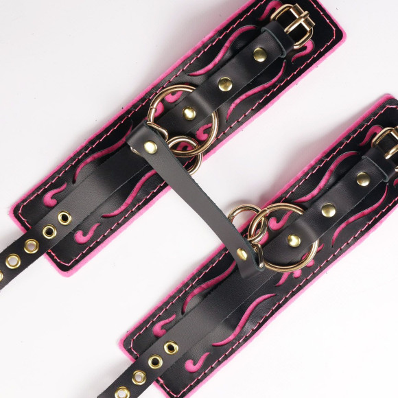 Черные кожаные оковы с розовой строчкой Черные кожаные оковы с розовой строчкой