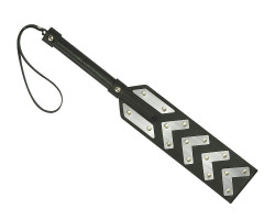 Черная шлепалка с имитирующими металл вставками Черная шлепалка с имитирующими металл вставками