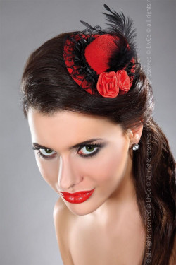 Красная шляпка с чёрным кружевом, пером и цветочками из лент