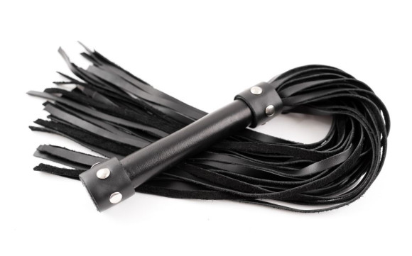 Черная кожаная плеть с ручкой - 55 см. Черная кожаная плеть с ручкой - 55 см.