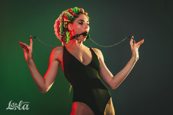 Силиконовый кляп-шар Hentai с зажимами на соски Силиконовый кляп-шар Hentai с зажимами на соски