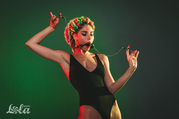 Силиконовый кляп-шар Hentai с зажимами на соски Силиконовый кляп-шар Hentai с зажимами на соски