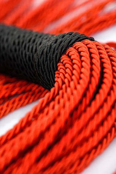 Красно-черный флоггер из веревки TOYFA Theatre - 48,5 см. Красно-черный флоггер из веревки TOYFA Theatre - 48,5 см.