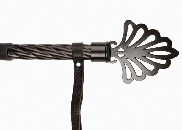 Коричневая плеть-флогер с витой ручкой в виде короны - 62 см. Коричневая плеть-флогер с витой ручкой в виде короны - 62 см.