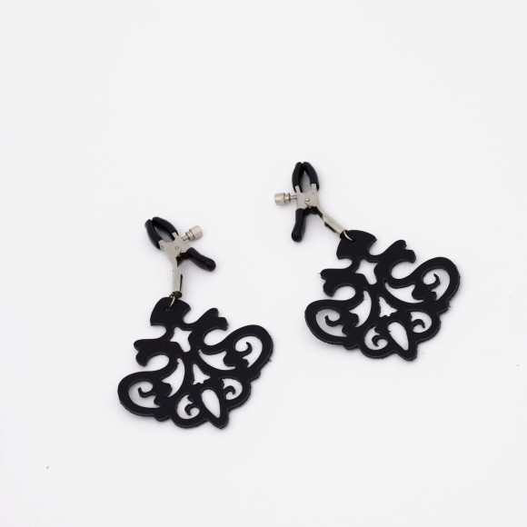 Зажимы на соски с черными кожаными подвесками Зажимы на соски с черными кожаными подвесками