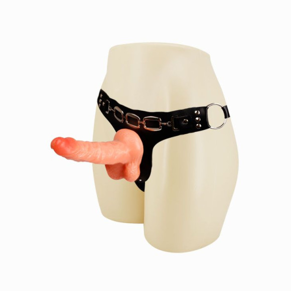 Реалистичный страпон на трусиках с заклепками - 15,7 см. Реалистичный страпон на трусиках с заклепками - 15,7 см.