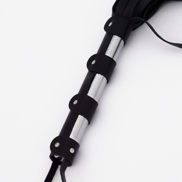 Черный кожаный флоггер со стальной ручкой - 45 см. Черный кожаный флоггер со стальной ручкой - 45 см.