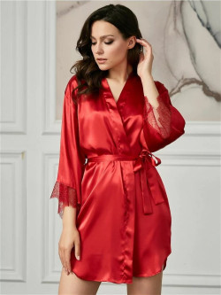 Короткий пеньюар с кружевной отделкой Короткий пеньюар с кружевной отделкой