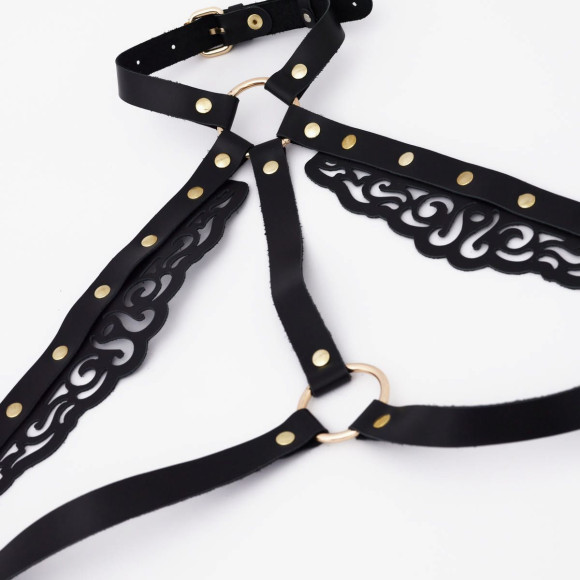 Черная кожаная портупея с резными элементами Черная кожаная портупея с резными элементами