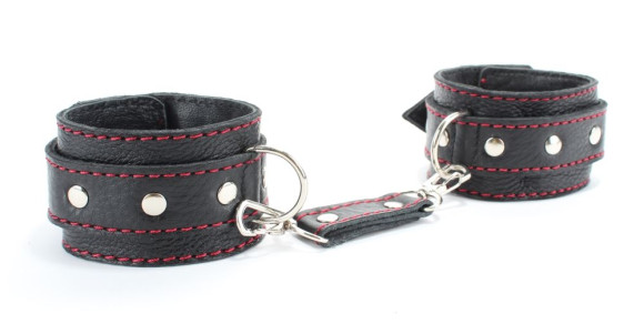 Черные оковы на ноги с красной строчкой Черные оковы на ноги с красной строчкой