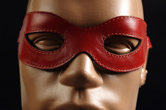 Красная лаковая маска на глаза  Хищница 