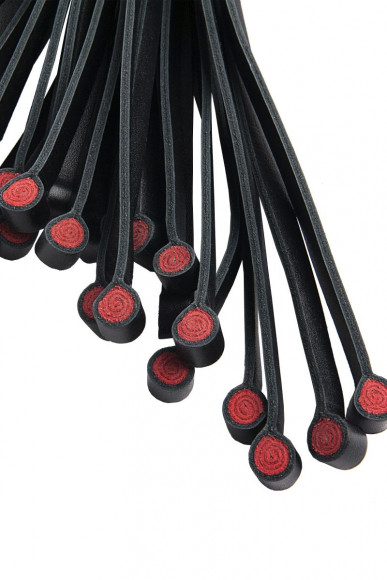 Кожаный флоггер с красной точеной ручкой - 60 см. Кожаный флоггер с красной точеной ручкой - 60 см.