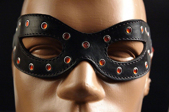 Чёрная лаковая маска на глаза  Глэм-хищница 