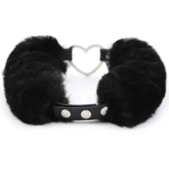 Черный меховой ошейник с металлическим сердечком Черный меховой ошейник с металлическим сердечком
