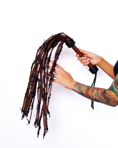 Коричневый флоггер Scandal из натуральной кожи - 78 см. Коричневый флоггер Scandal из натуральной кожи - 78 см.