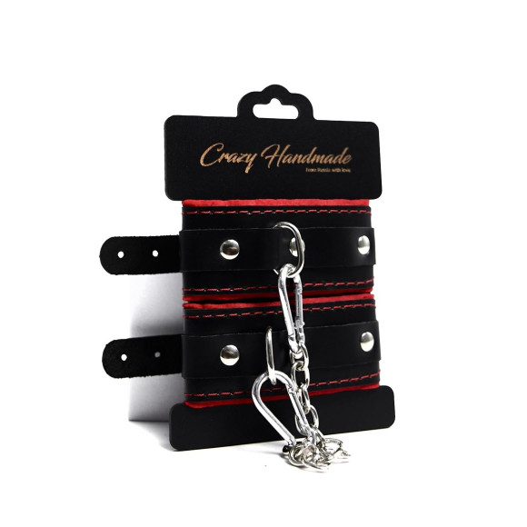 Черные наручники с красной подкладкой, строчками и скругленными ремешками