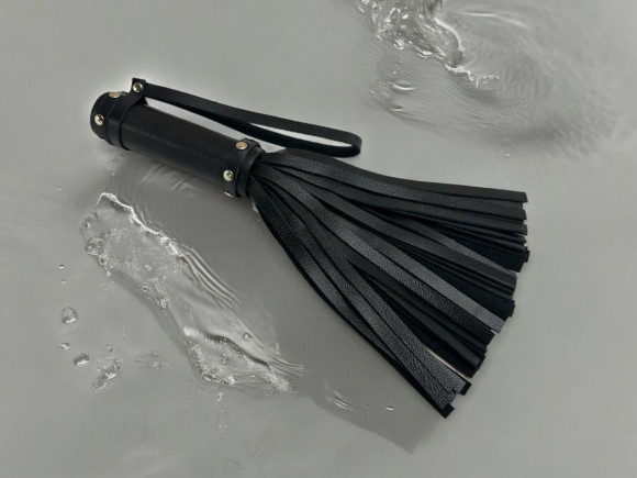 Черная генитальная мини-плеть Queen Arsenal - 26 см. Черная генитальная мини-плеть Queen Arsenal - 26 см.