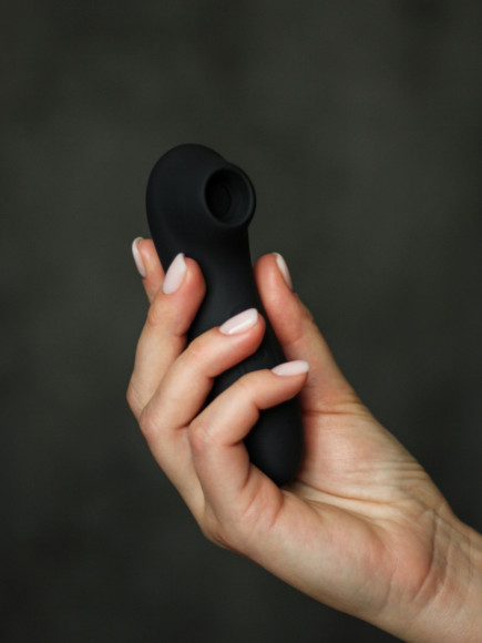 Черный вакуумный стимулятор клитора Curvy Черный вакуумный стимулятор клитора Curvy