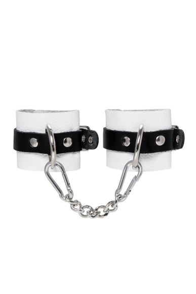 Бело-черные кожаные наручники с одним ремешком с люверсами Бело-черные кожаные наручники с одним ремешком с люверсами