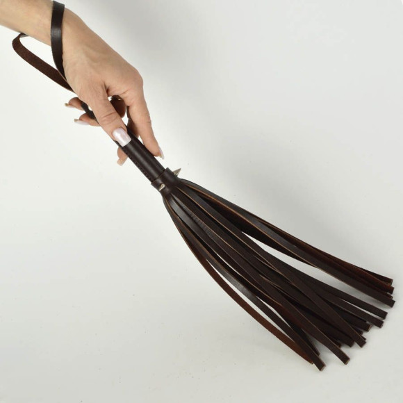 Коричневая кожаная мини-плеть с шипами - 40 см. Коричневая кожаная мини-плеть с шипами - 40 см.