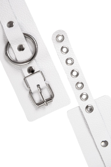 Белые мягкие кожаные наручники с люверсами Белые мягкие кожаные наручники с люверсами