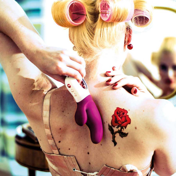 Фиолетовый вибратор с клиторальным отростком MiSS Bi - 17 см. Фиолетовый вибратор с клиторальным отростком MiSS Bi - 17 см.