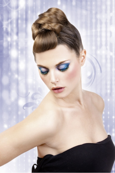 Чёрные ресницы с сине-зелёными стразами Чёрные ресницы с сине-зелёными стразами