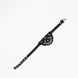 Черный чокер с клепками и золотистой фурнитурой