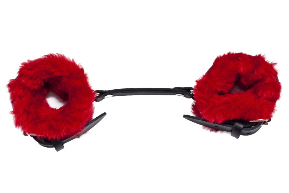 Черные базовые наручники из кожи с красной опушкой Черные базовые наручники из кожи с красной опушкой