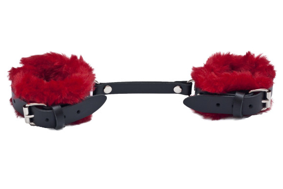 Черные базовые наручники из кожи с красной опушкой Черные базовые наручники из кожи с красной опушкой