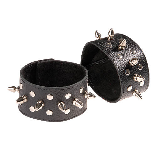 Чёрные напульсники с шипами и заклепками Чёрные напульсники с шипами и заклепками