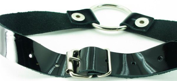 Кляп-кольцо на чёрных лаковых ремешках с кнопками Кляп-кольцо на чёрных лаковых ремешках с кнопками