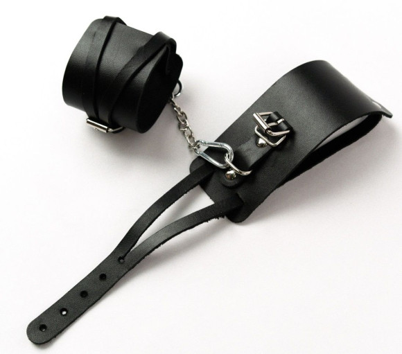 Черные кожаные оковы с креплением в виде веревочек Черные кожаные оковы с креплением в виде веревочек