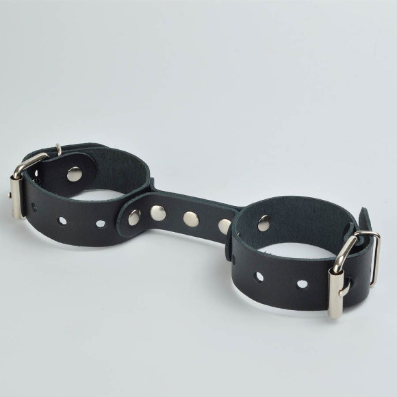 Черные кожаные наручники-фиксатор