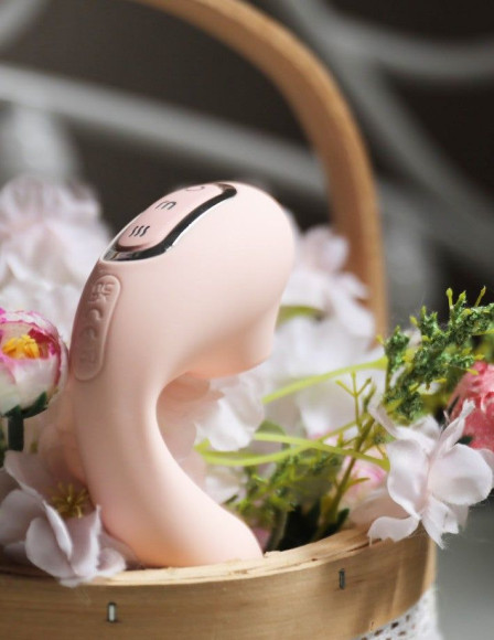 Нежно-розовый вибратор Tara с вакуумной стимуляцией и управлением через приложение Нежно-розовый вибратор Tara с вакуумной стимуляцией и управлением через приложение